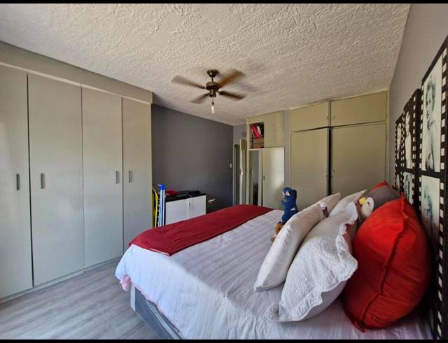 1 BEDROOM APARTMENT FOR SALE IN KEMPTON PARK CENTRAL